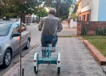 La emoción del jubilado al que le robaron en Córdoba: le regalaron una tricicleta para que haga sus compras