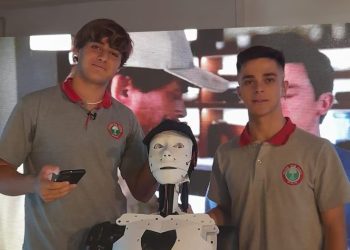 La historia de dos mendocinos que crearon un robot con Inteligencia Artificial para interpretar la lengua de señas