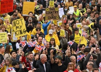 La policía británica detuvo a activistas antimonárquicos cuando protestaban contra la coronación