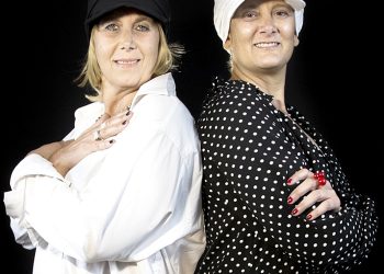 Dos mujeres que padecieron cáncer desarrollan turbantes y sombreros