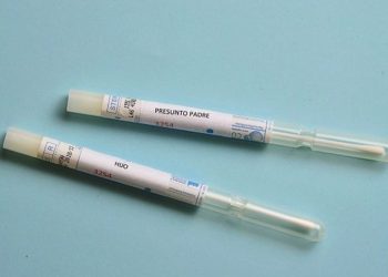 Le hizo el estudio de ADN a su hijo y descubrió que no era el padre: demandó a su pareja y ella deberá indemnizarlo