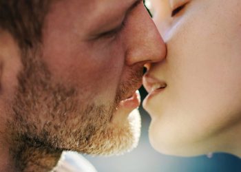 Pero el amor es más fuerte: Estudio afirma que los humanos llevan al menos 4.500 años besándose