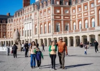 Más de cien mil turistas visitan Mar del Plata este fin de semana extralargo