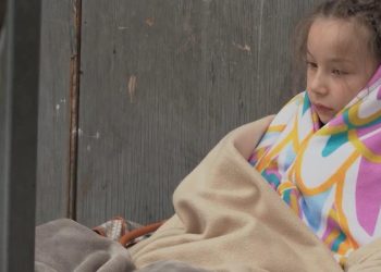 Migrantes levantan un campamento en la frontera entre México y Estados Unidos