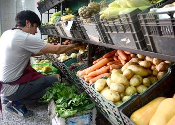 “Después del día quince, la gente compra las verduras por monto de dinero y no por kilo”
