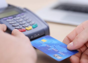 La AFIP vigila cuentas y consumos con tarjeta: hasta qué montos se podrá gastar sin controles desde hoy