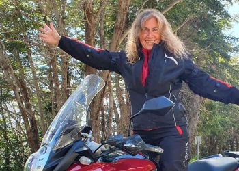 Se jubiló, subió a su moto y comenzó a recorrer las rutas argentinas: “No hay edad para cumplir sueños”