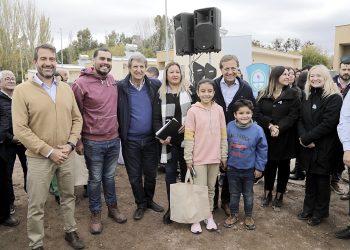 Rodolfo Suarez entregó 35 viviendas del IPV en la Villa 25 de Mayo