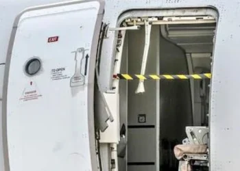 Un pasajero abrió la puerta de un avión en pleno vuelo y varias personas fueron hospitalizadas
