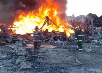 Todavía hay llamas en la planta de Plastiandino