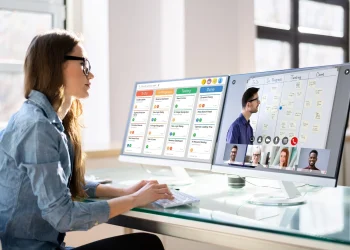 Trabajar a distancia para el exterior: dónde conseguir empleo y cómo cobrar en dólares