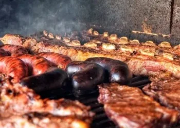 Es francés, se volvió loco por el asado y ahora vende choris en el medio de la campiña