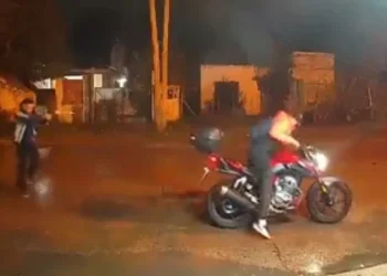 Un policía vestido de civil mató a un motochorro en Moreno: le disparó al menos cuatro veces por la espalda (Video)