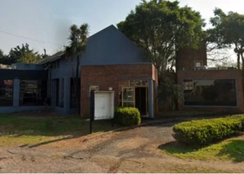 Caños eróticos, carteles para “tríos” y más: qué encontraron en el bar donde 90 personas hacían orgías