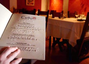 Proponen una ley para que todos los restaurantes de Mendoza tengan su menú digital en distintos idiomas, lengua de señas y audible