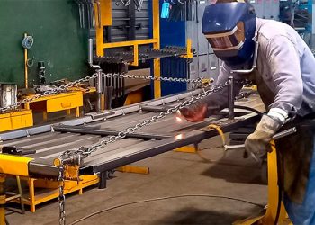 La industria aún se sostiene pese a la falta de dólares, pero los empresarios no descartan un freno inminente