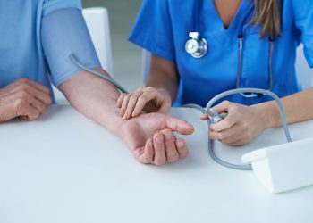 Convocan a profesionales de la salud a inscribirse en las becas de capacitación de recursos humanos
