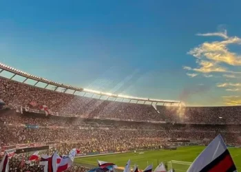 Suspendieron el partido entre River y Defensa y Justicia por la muerte de un hincha en el estadio Monumental