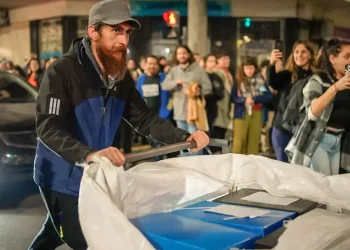 Grabois llevó en un carro de cartonero los avales para su candidatura presidencial