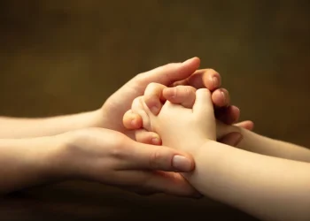 Buscan familias para dos niños: estas son sus conmovedoras historias