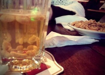 Interesante: Científicos descubren por qué los maníes «bailan» en la cerveza