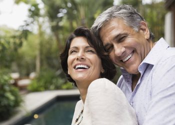 Cómo usar aplicaciones para conocer una pareja mayor de forma segura