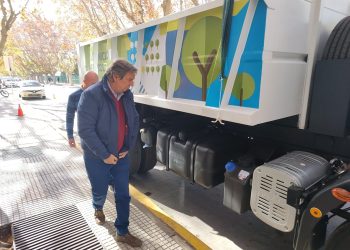 El municipio se sigue modernizando: Félix presentó otro camión nuevo para la limpieza en distritos