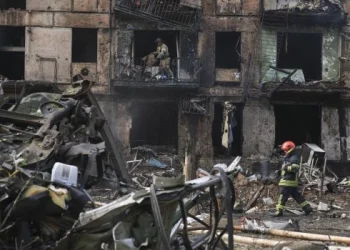 Diez muertos en Ucrania en un bombardeo ruso a la ciudad natal de Zelenski