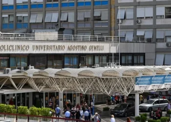 El Papa trabajó desde el hospital y continúa la recuperación tras la operación en el abdomen