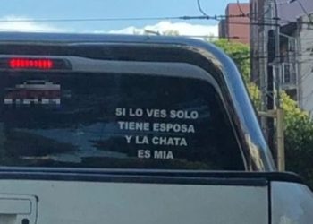 El cartel en una camioneta que se volvió viral y disparó una polémica en las redes: ¿graciosa o tóxica?