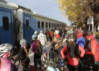 El tren de la polémica: tenía boletos agotados, pero partió con la mitad de los pasajeros