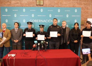 Distinguieron a los policías que salvaron la vida de una beba: “Se necesita pensaren un segundo y tomar las decisiones”