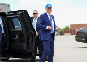 Joe Biden tropezó y se cayó durante la ceremonia de graduación de la Fuerza Aérea en Estados Unidos