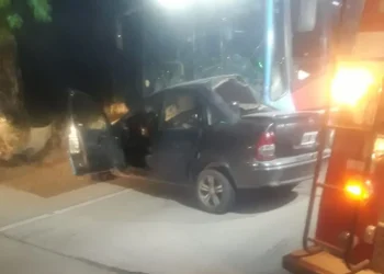 Las Heras: quiso esquivar a un perro, chocó su auto contra un colectivo y murió