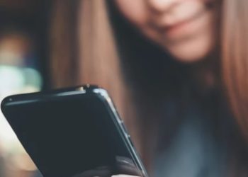 Una mujer vio que su hija de 12 años tenía cortes en los brazos: le revisó el celular y descubrió un peligroso reto viral