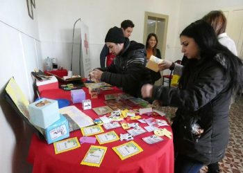 Un CENS entregó juegos realizados por los alumnos a la Cruz Roja local para utilizar en sus campañas de vacunación
