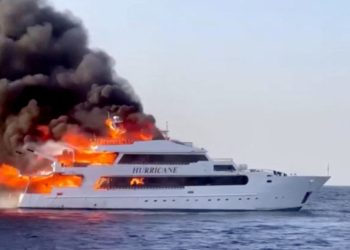 Tres turistas ingleses desaparecidos tras el incendio de un yate en las costas de Egipto
