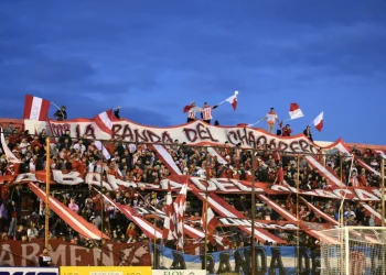 Un hincha quedó grave luego de sufrir una caída en la popular del estadio de San Martín