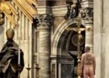 Un hombre se desnudó en el altar de la Basílica de San Pedro para protestar por la guerra en Ucrania