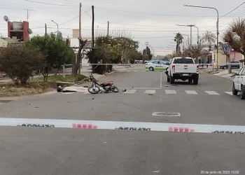 Un joven motociclista murió al chocar contra una camioneta en Maipú