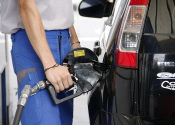 Estacioneros exponen que el combustible tiene un atraso en el precio del surtidor