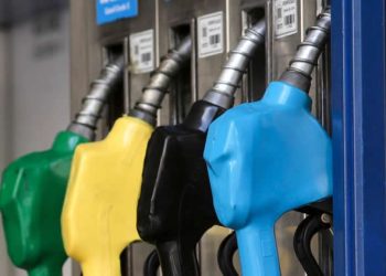 Atención: Lo que jamás tenés que hacer mientras cargas combustible a tu auto