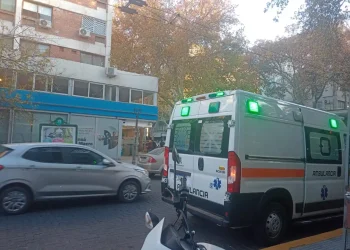 Pasó en Mendoza:  la puerta del cajero automático se trabó y tuvieron que rescatarlos los bomberos