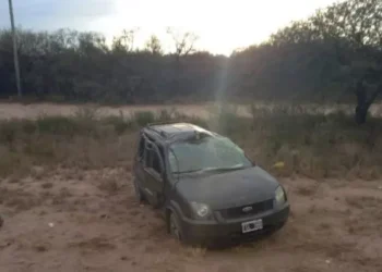 Una familia viajaba al cementerio en San Luis, un neumático explotó y volcaron: una joven y una nena murieron en la ruta