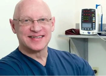 Murió el ginecólogo acusado de ser “donante de esperma serial” en un accidente de avión: tenía 72 años