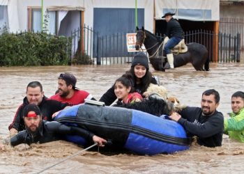 Dos muertos y miles de personas aisladas por lluvias torrenciales en Chile