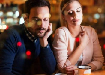 Conocé qué es el «pocketing», una de las causas más comunes en la ruptura de parejas