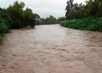 Caminaba 11 kilómetros en el barro y terminó “venciendo al río” para recibirse de profesora de Lengua