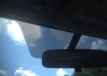 Curiosidades: Para qué sirven los puntitos negros en la parte de arriba del parabrisas del auto