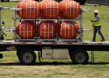 EE.UU. instala boyas gigantes en el río Bravo para frenar el ingreso de migrantes desde México